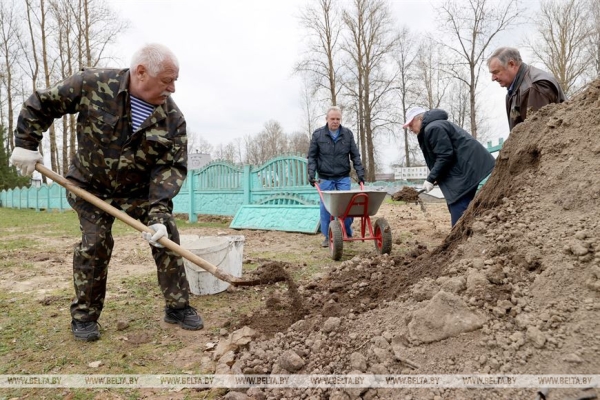 ФОТОФАКТ: Благоустройство воинского захоронения прошло в Витебском районе