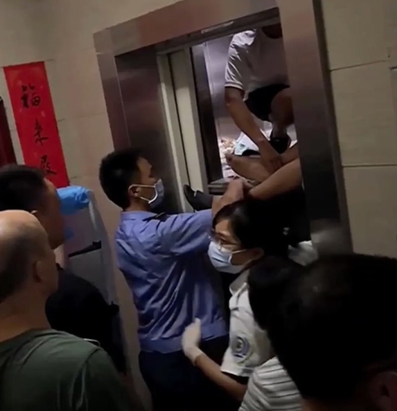 В Китае резко упал лифт, подбросив пассажиров до потолка. Инцидент попал на видео