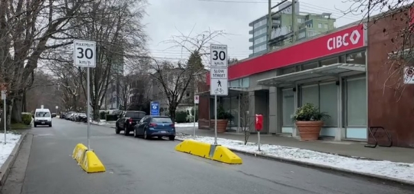 Как вам идея? В Канаде придумали «медленные улицы» и бетонные ограничители, на которых уже повисают автомобили