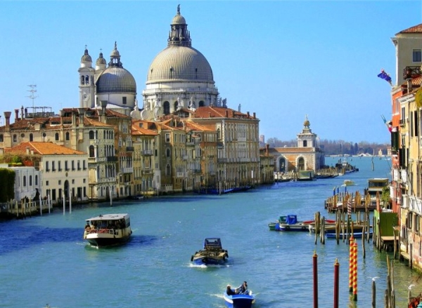 В Венеции решили с 2024 года брать плату со всех туристов, приезжающих на один день
