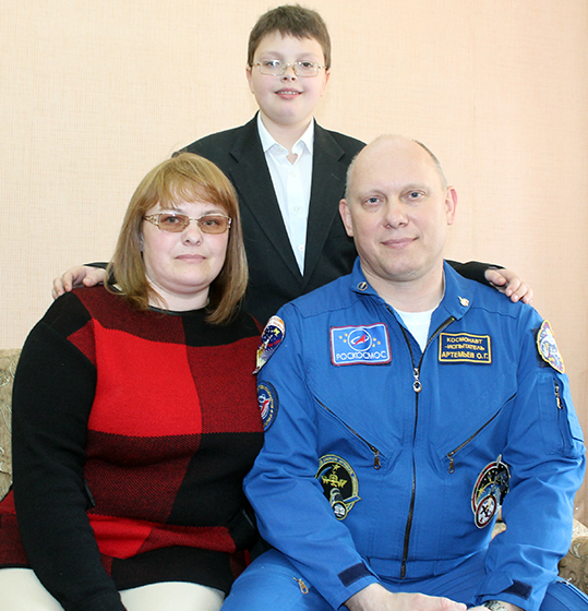 Космонавт-испытатель со своей сестрой и племянником 