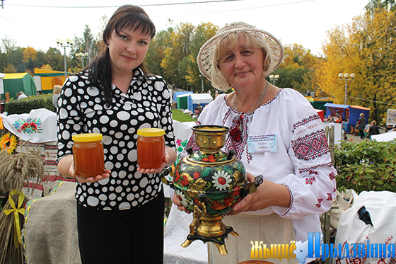 На фото: гостеприимные хозяюшки Наталья Шикарёва и Людмила Никитина