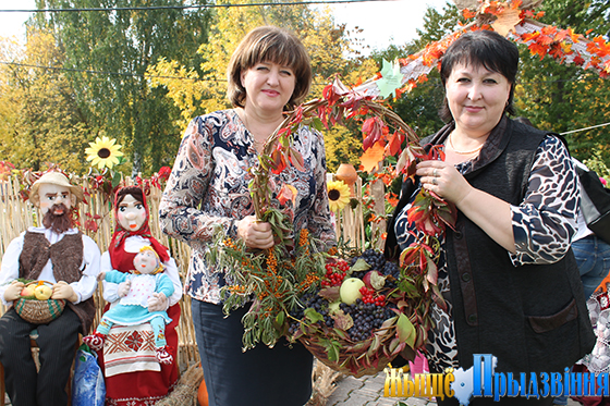На фото: Ольга Рязанова и Татьяна Титова со щедрыми дарами осени
