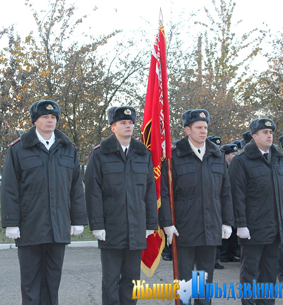 На снимке: знаменная группа с боевым Знаменем части