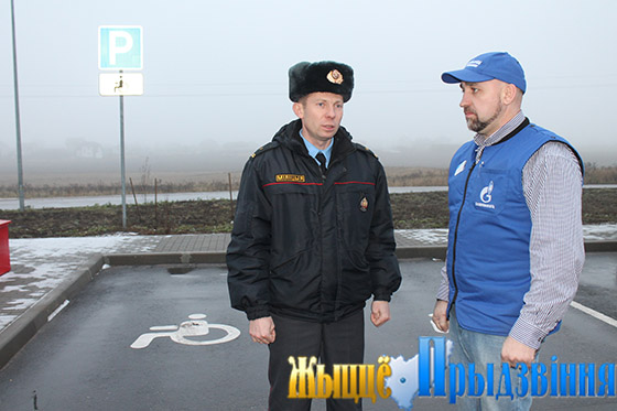 На снимке: А. Кузьмин и Д. Будкевич на стоянке транспортных средств со знаком «Инвалид» на АЗС