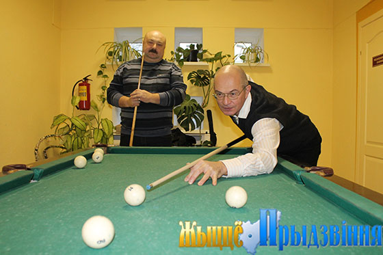 На снимке: за бильярдным столом Александры — Воробей и Денисевич