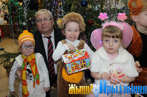На снимке: Владимир Терентьев с воспитанниками детдома