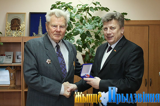 На снимке: Г. Егоров вручает юбилейную медаль В. Терещенко