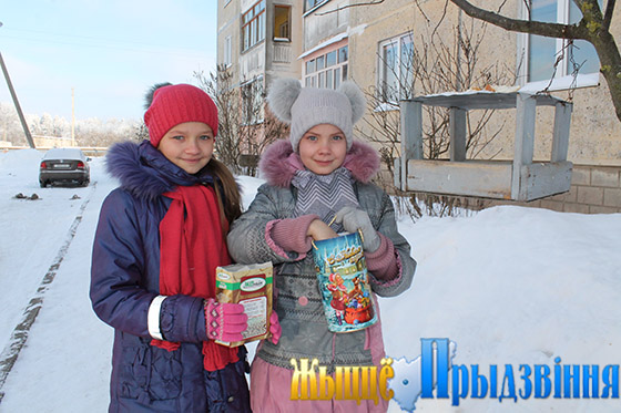 На снимке: учащиеся Октябрьской СШ Саша Колкова и Маша Гулидина следят, чтобы в птичьей столовой у дома № 3 по ул. Оршанской всегда было угощение для пернатых.