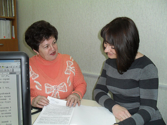 На снимке: Тамара Чумакова (слева) и юрисконсульт ОАО «Возрождение» Александра Баранова