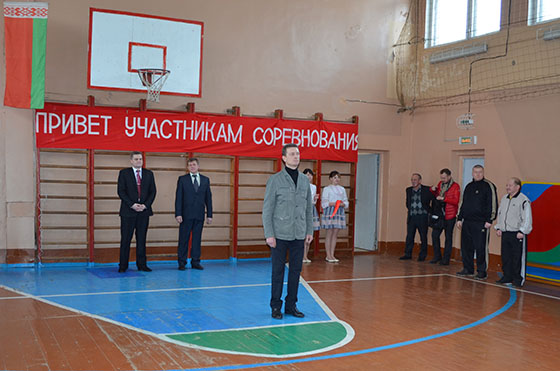 На снимке: (на заднем плане) Александр Якубов и Вячеслав Сосновский в спортивном зале