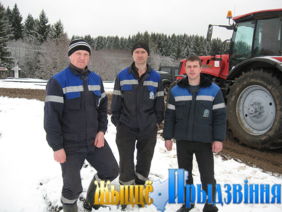  На снимке: Роман Хашковский (справа); механизаторы Алексей Баневич, Артем Семенчук