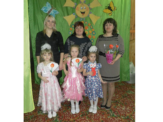 На снимке: Татьяна Вернер с доченькой Дашей, Марина Батуро с Лизонькой и Светлана Фролова с Настенькой.