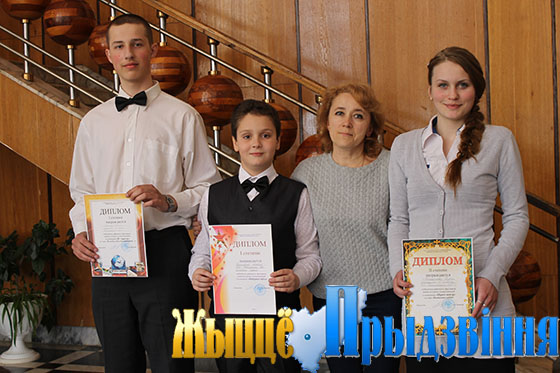 На снимке: дипломанты из Коптянской СШ с педагогом Ж. Кулякиной