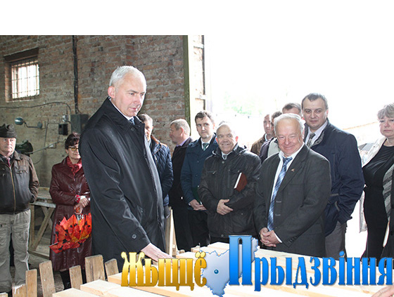 На снимке: Геннадий Сабынич и председатель райсовета депутатов Василий Станкевич (на переднем плане) в столярном цехе