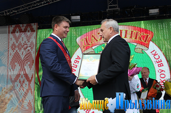 На снимке: Николай Шерстнёв вручает диплом победителя областного соревнования директору филиала СХП «Мазоловогаз» Роману Бабаеву