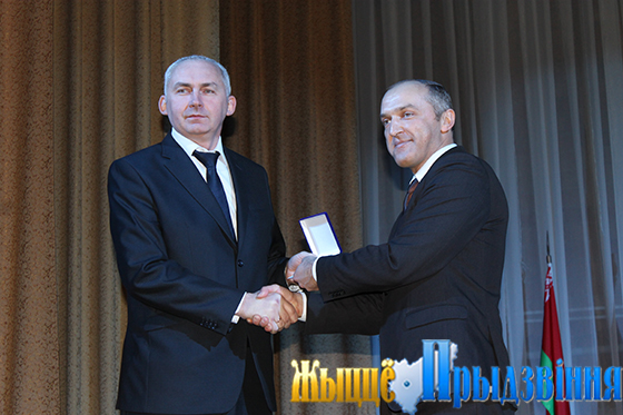 На снимке: Александр Красаков вручает Геннадию Сабыничу юбилейную медаль «110 лет профсоюзному движению Республики Беларусь»