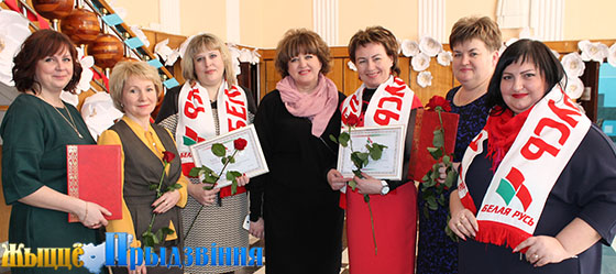 На фото: Ольга Рязанова (в центре) с активистками «Белой Руси»