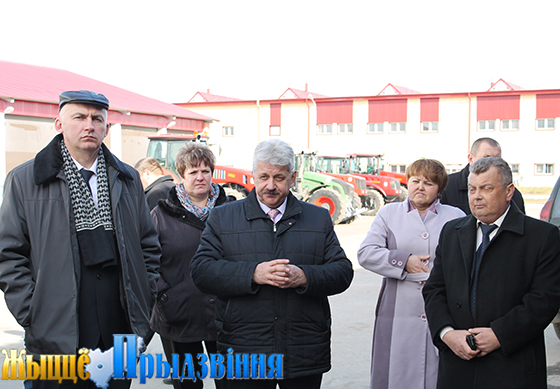 На снимке: Геннадий Сабынич и участники заседания исполкома на территории машинно-тракторного парка ОАО «Рудаково»