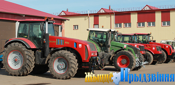 На снимке: на территории машинно-тракторного парка ОАО «Рудаково» энергонасыщенные трактора при полной готовности