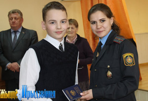 На снимке: Анна Ларионова (справа) вручает первый документ Роману Блоцкому