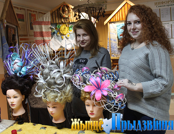 На снимке: Влада Высоцкая и Надежда Шалбокова демонстрируют свои работы
