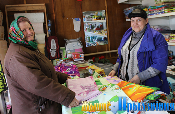 На снимке: заведующий магазином «Промтовары» (аг. Вымно) Анастасия Михеева (справа) помогает Тамаре Романенко определиться с выбором)