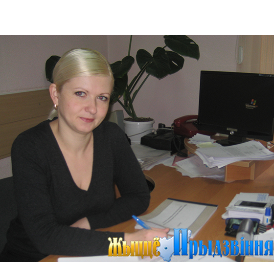 На снимке: главный специалист сектора по работе с обращениями граждан и юридических лиц райисполкома Ольга Урбан