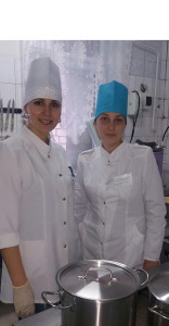 На снимке: повар Екатерина Трусова и кухонный рабочий Светлана Кондратьева