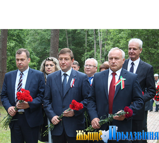 На снимке: Николай Шерстнёв, Андрей Турчак и Артур Рубикс на возложении цветов к памятнику Марии Пынто