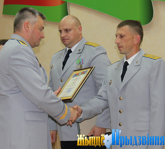 На снимке: Владимир Шалухин вручает Почетную грамоту Александру Зятикову