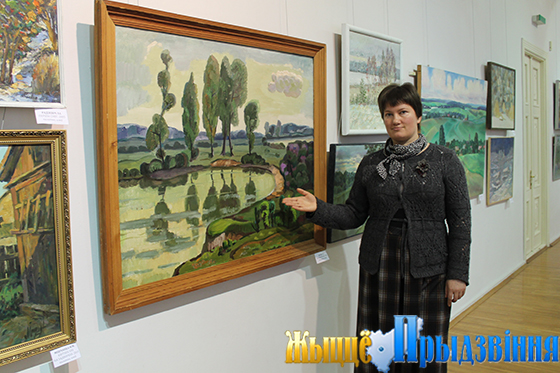 На снимке: научный сотрудник Художественного музея Елена Кривенькая знакомит с новой экспозицией