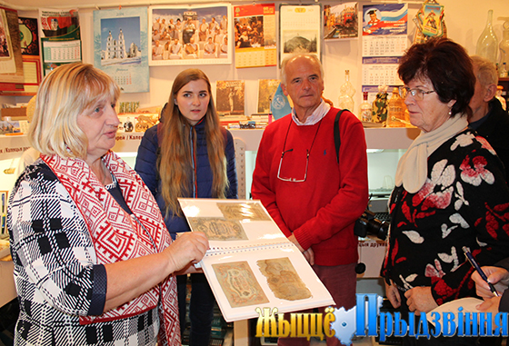 На снимке: Людмила Никитина принимает в музее гостей из Франкфурта-на-Одере