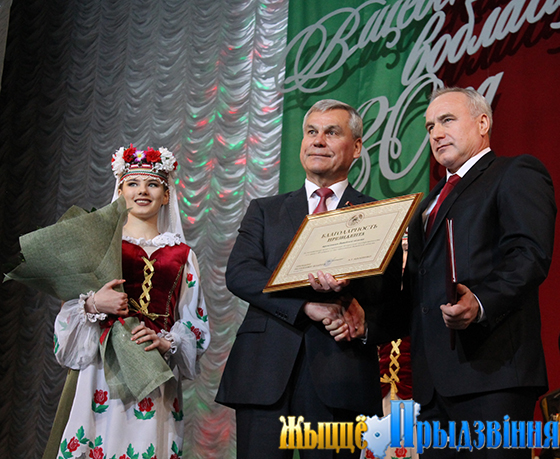 На снимке: Владимир Андрейченко вручает Благодарность Президента Николаю Шерстнёву