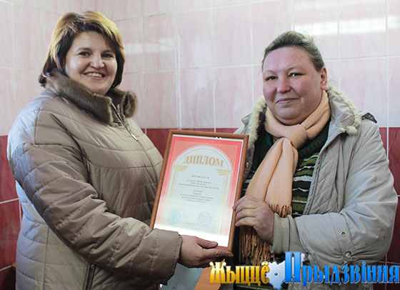 На снимке: Ирина Полякова вручает Светлане Яковлевой диплом победителя районного соревнования