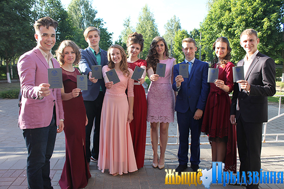 На снимке: выпускники Кировской средней школы