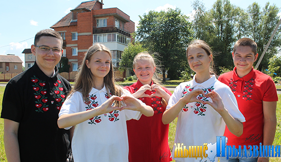 На снимке: учащиеся Кировской средней школы - активисты Белорусского республиканского союза молодежи