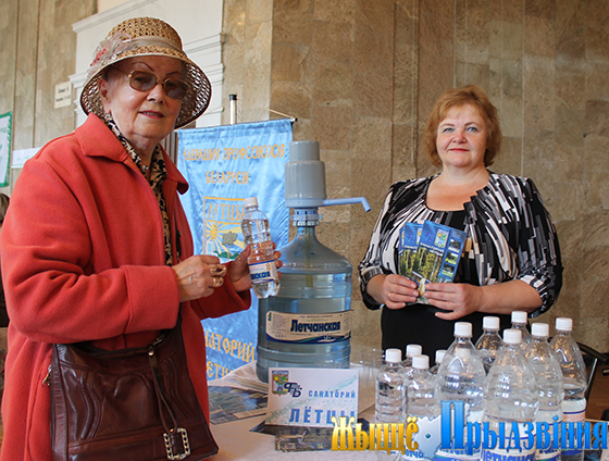 На снимке: начальник цеха розлива минеральной воды санатория «Летцы» Светлана Юденкова и Тамара Елисейкина