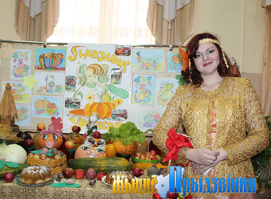 На снимке: Анастасия Обухова провела экскурсию по выставке 
