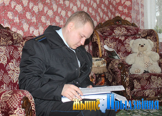 На снимке: Александр Аргучинский описывает имущество в квартире должника