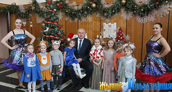 На снимке: Геннадий Сабынич с участниками детского праздника