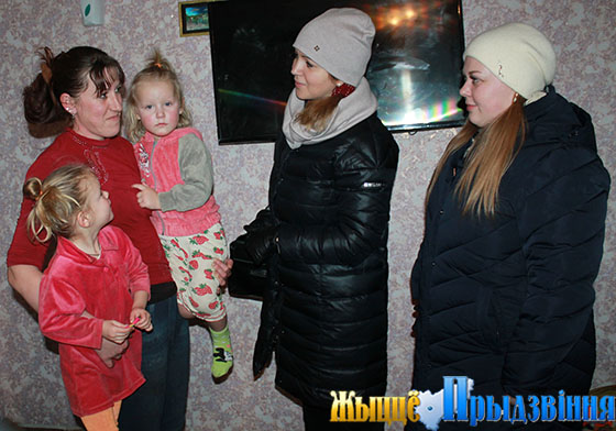 На снимке: Елизавета Осипенко (справа) и Людмила Мудрак посетили семью Сумниковых