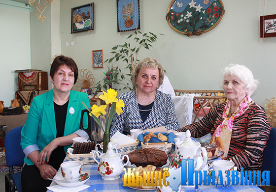 На снимке: Ольга Батан, Нина Козлова и Евгения Ганюк в музее «Добробыта»