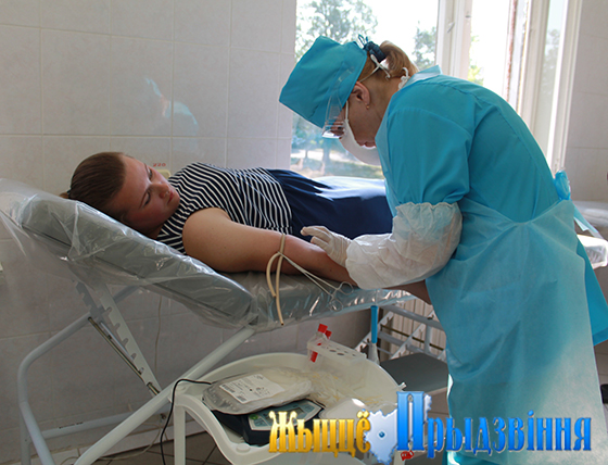 На снимке: Елена Павленко сдает кровь в 9-й раз