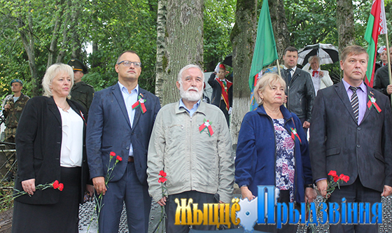 На снимке: участники торжественного митинга на воинском захоронении № 2298, справа — Виктор Дорожкин 
