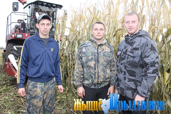 На снимке: на кукурузном поле механизаторы Александр Амосов, Игорь Горовенко и Павел Грунтов