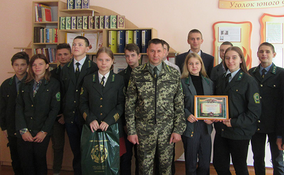 На снимке: Михаил Филинович (в центре) с членами школьного лесничества.