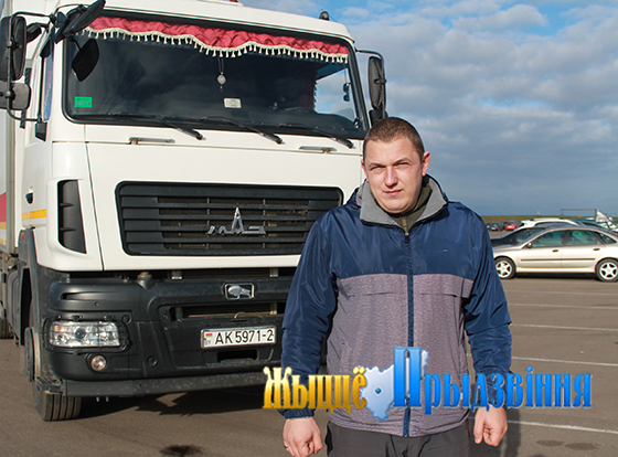 На снимке: лучший среди водителей автомобилей ГАЗ-3309 Артур Ходкин.