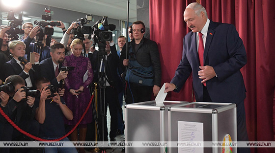 На снимке: Президент Беларуси Александр Лукашенко принял участие в голосовании на выборах депутатов Палаты представителей Национального собрания седьмого созыва