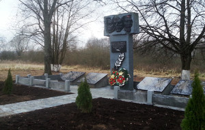 На снимке: воинское захоронение в Кравцово.